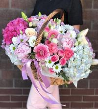 Цветочная композиция из Розы, Хризантемы, Пионы и Лизиантусы в корзине в Амурске