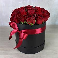 Цветочная композиция из Розы в шляпной коробке в Амурске