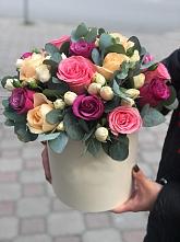 Цветочная композиция из Розы в шляпной коробке в Амурске